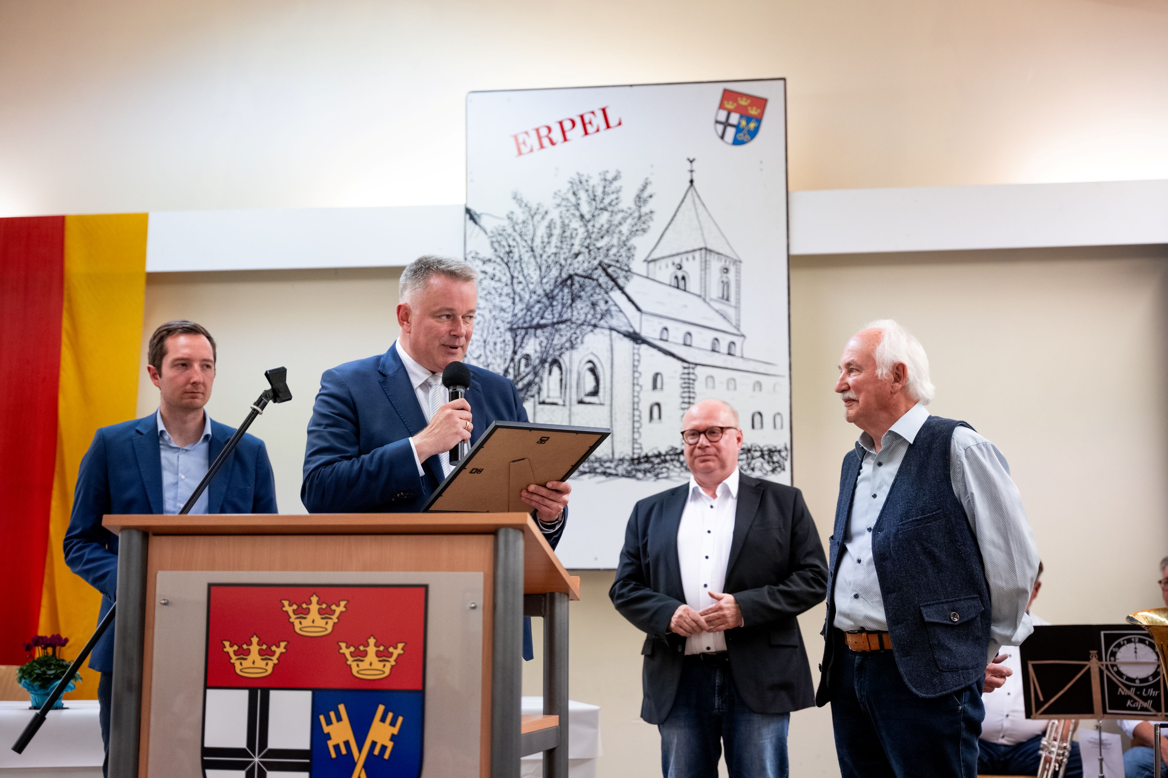 v.l.: Korbinian Wester, Ministerpr�sident Gordon Schnieder und Markus Fischer bei der �bergabe der Ehrenpreis-Urkunde an Heribert Siebertz.